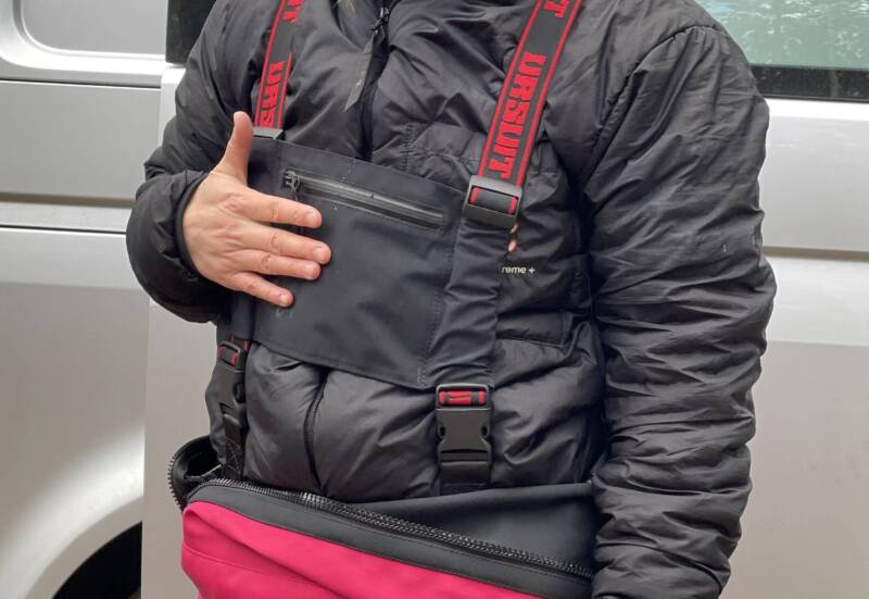 Puvun henkseleissä on tasku